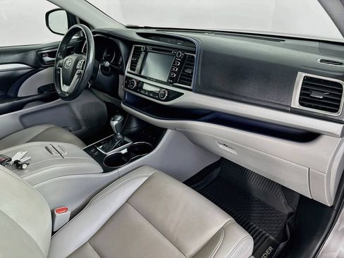 Used 2019 Toyota Highlander XLE AWD/4WD image 29