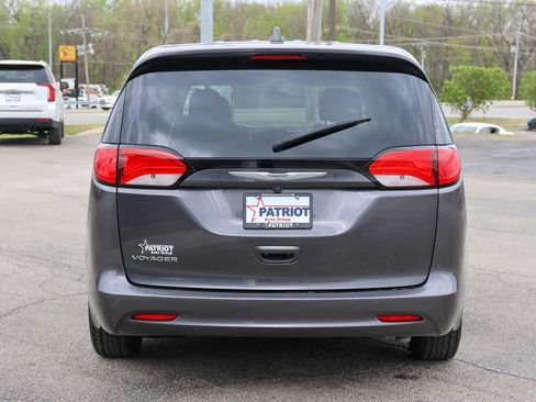 Used 2022 Chrysler Voyager LX image 4