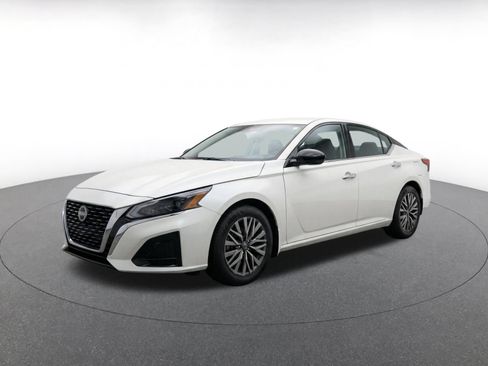 Used 2025 Nissan Altima 2.5 SV FWD image 3