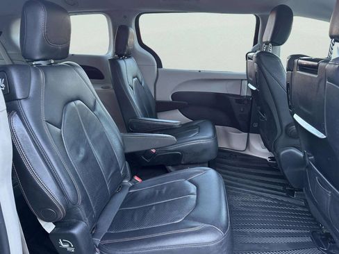 Used 2018 Chrysler Pacifica Touring-L Plus w/ Tire & Wheel Group FWD image 20