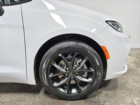Used 2024 Chrysler Pacifica Touring-L w/ S Appearance Package AWD/4WD image 70