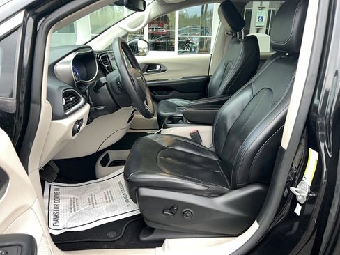 Used 2020 Chrysler Pacifica Touring-L image 18