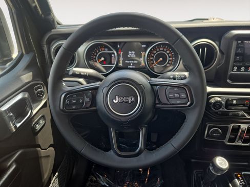 Used 2023 Jeep Gladiator Sport AWD/4WD image 13