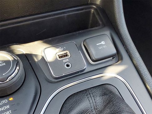 Used 2022 Jeep Cherokee Latitude Lux w/ Sun & Sound Group image 28