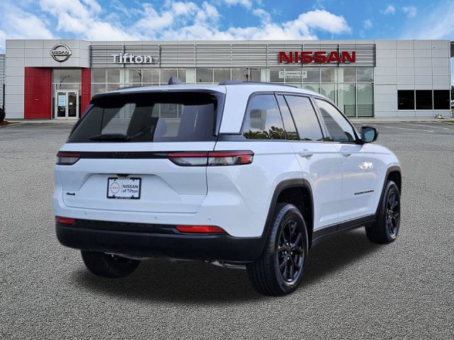 Used 2025 Jeep Grand Cherokee Altitude AWD/4WD image 4