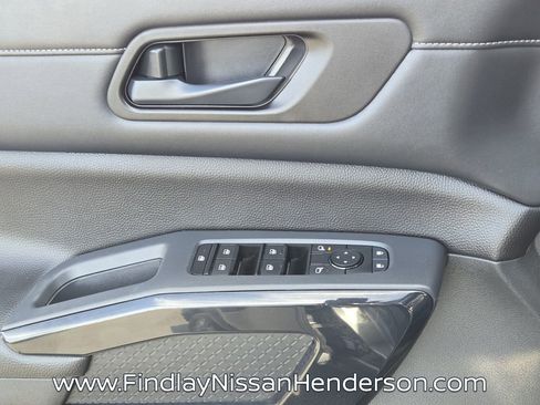 Used 2024 Nissan Pathfinder SV image 21