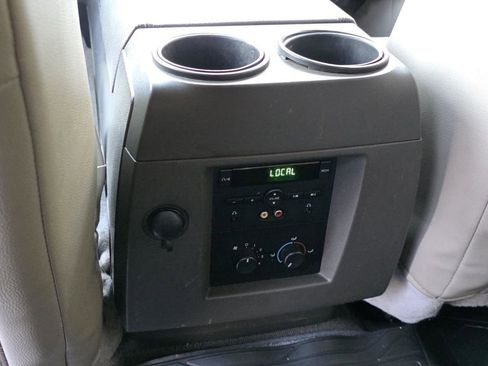 Used 2010 Ford Expedition XLT image 9