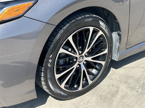 Used 2018 Toyota Camry SE image 9