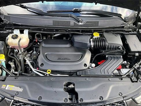 Used 2023 Chrysler Pacifica Touring-L image 9