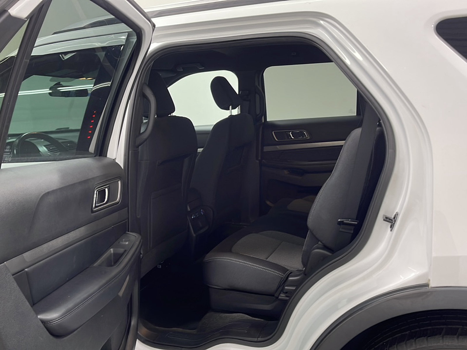 Used 2018 Ford Explorer XLT FWD image 14