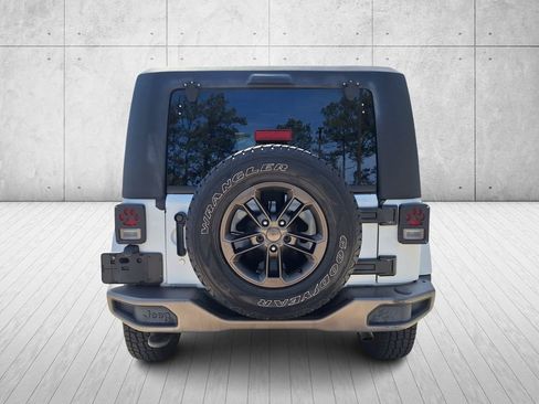 Used 2016 Jeep Wrangler Unlimited Sahara image 4