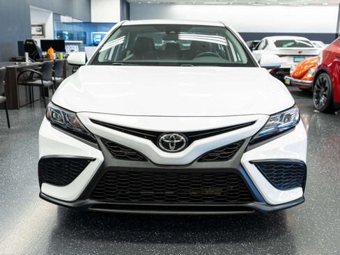 Used 2021 Toyota Camry SE w/ Carpet Mat Package (TMS) FWD image 2