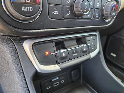 Used 2022 GMC Terrain SLT w/ Infotainment Package II FWD image 18