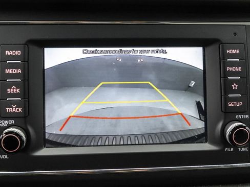 Used 2021 Kia Sedona LX image 19