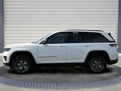 Used 2024 Jeep Grand Cherokee Altitude AWD/4WD image 4