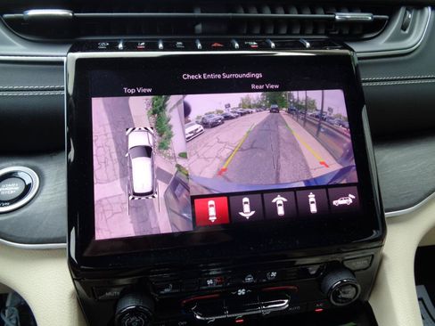 Used 2023 Jeep Grand Cherokee L Limited w/ Luxury Tech Group II AWD/4WD image 13