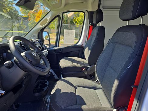 Used 2025 RAM ProMaster 2500 w/ Convenience Group image 12