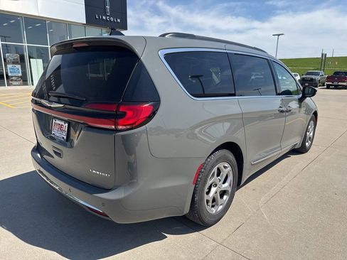 Used 2023 Chrysler Pacifica Limited FWD image 32