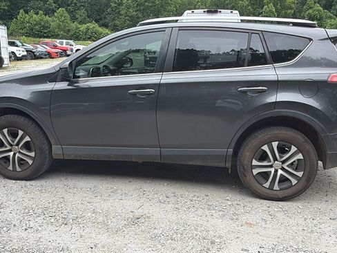 Used 2018 Toyota RAV4 LE FWD image 11