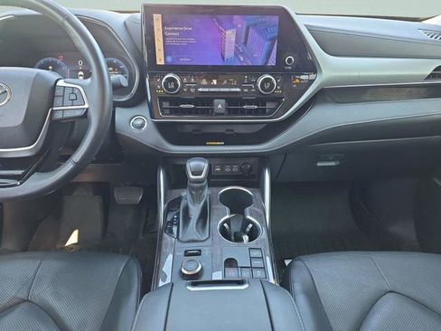 Used 2023 Toyota Highlander Platinum image 9