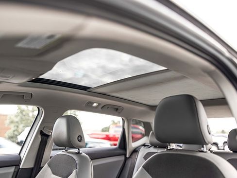 Used 2022 Volkswagen Taos SE w/ Panoramic Sunroof Package FWD image 18
