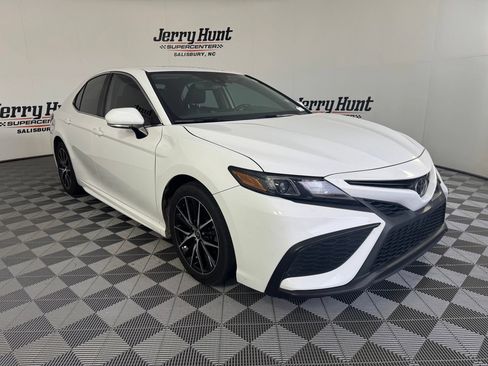 Used 2022 Toyota Camry SE w/ Convenience Package FWD image 6