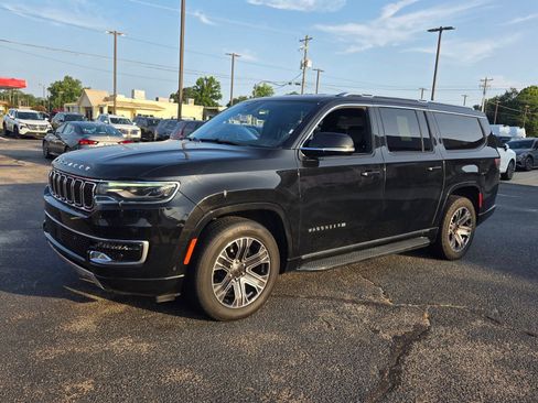 Used 2024 Jeep Wagoneer L Series II w/ Flexible Seating Group AWD/4WD image 3