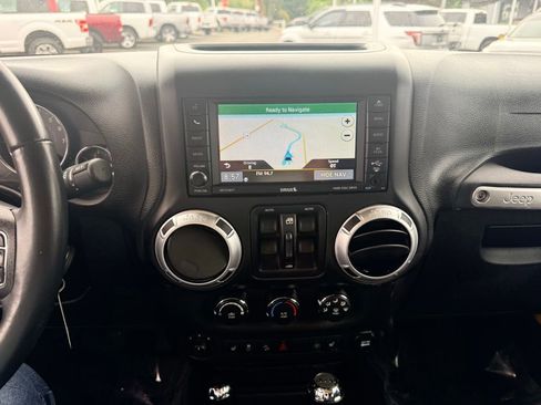Used 2015 Jeep Wrangler Unlimited Sahara w/ Connectivity Group AWD/4WD image 23