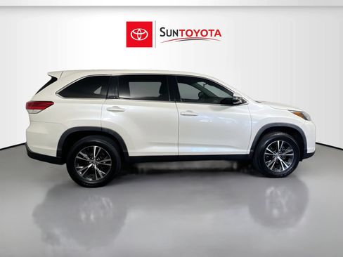 Used 2019 Toyota Highlander LE FWD image 2