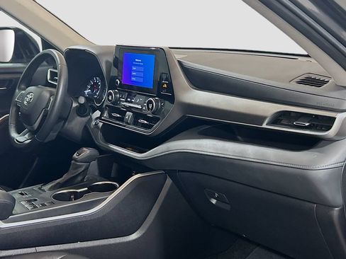 Used 2025 Toyota Highlander XLE FWD image 28