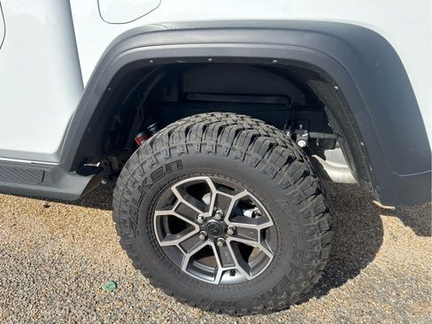 Used 2024 Jeep Gladiator Mojave w/ Technology Group AWD/4WD image 17