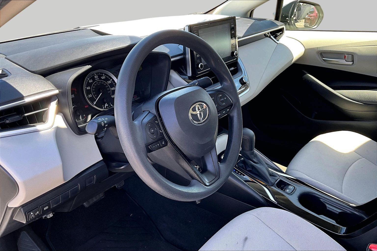 Used 2020 Toyota Corolla LE w/ Carpet Mat Package (TMS) FWD image 11