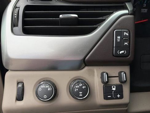 Used 2016 Chevrolet Suburban LT image 8