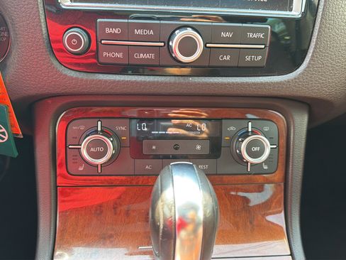 Used 2013 Volkswagen Touareg Sport AWD/4WD image 16