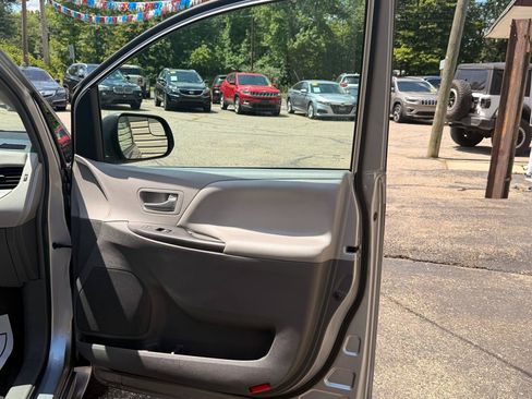 Used 2017 Toyota Sienna LE FWD image 20