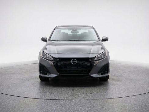 Used 2025 Nissan Altima 2.5 SV FWD image 2