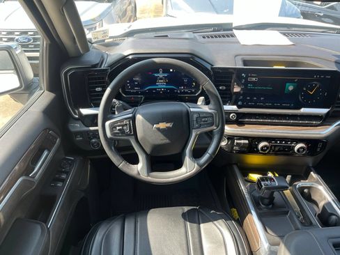 Used 2022 Chevrolet Silverado 1500 LT w/ Z71 Off-Road Package AWD/4WD image 11