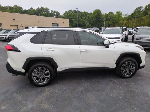 Used 2022 Toyota RAV4 XLE Premium AWD/4WD image 8