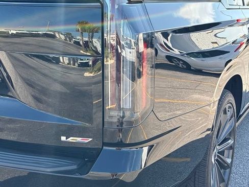 Used 2025 Cadillac Escalade ESV V AWD/4WD image 15