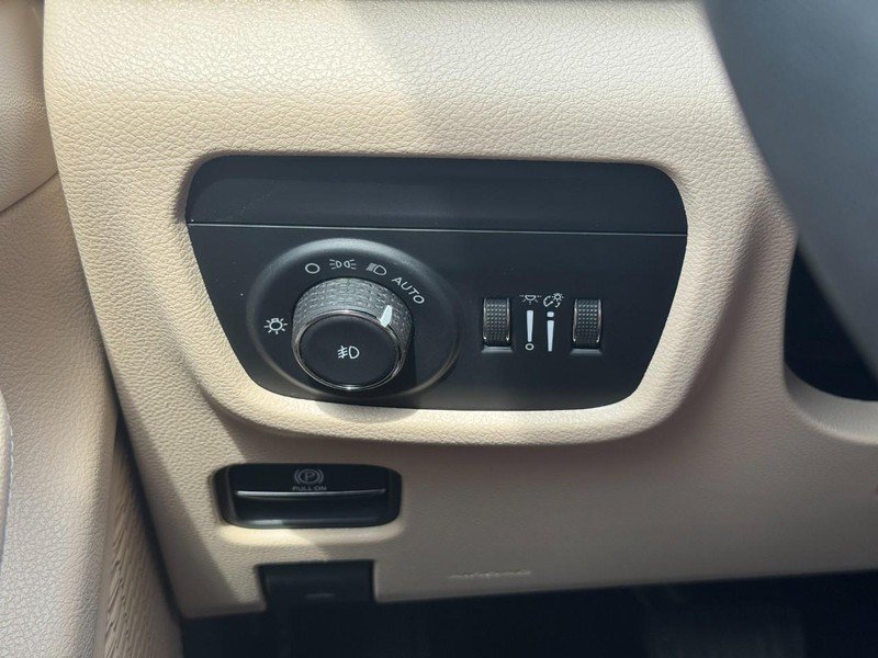 Used 2023 Jeep Grand Cherokee L Limited AWD/4WD image 21