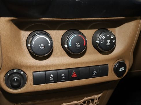 Used 2013 Jeep Wrangler Unlimited Sahara image 26