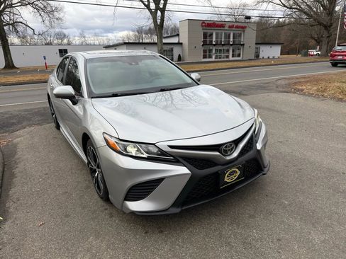 Used 2018 Toyota Camry SE w/ Moonroof Package image 3