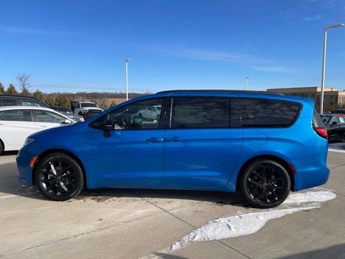 New 2026 Chrysler Pacifica Select w/ S Appearance Package FWD image 2