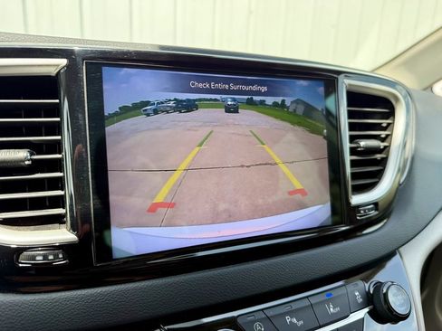 Used 2023 Chrysler Pacifica Touring-L FWD image 29