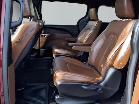 Used 2021 Chrysler Pacifica Limited w/ Uconnect Theater Family Group image 11