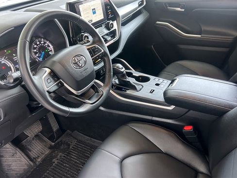 Used 2025 Toyota Highlander XLE image 12