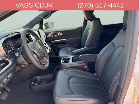 New 2026 Chrysler Pacifica Select image 25