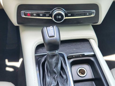 Used 2020 Volvo XC90 T6 Momentum AWD/4WD image 18