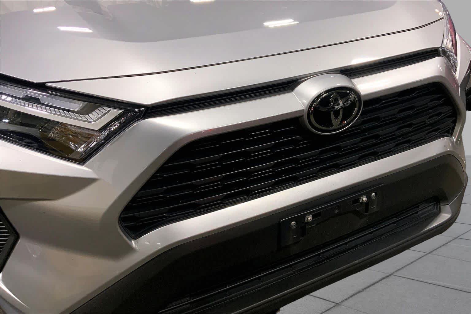 Used 2025 Toyota RAV4 XLE AWD/4WD image 30