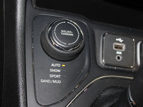 Used 2019 Jeep Cherokee Latitude Plus w/ Cold Weather Group AWD/4WD image 32